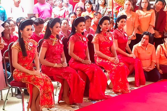 Пять конкурсанток на роль богини Гуань Инь. Фото Bangkok Post