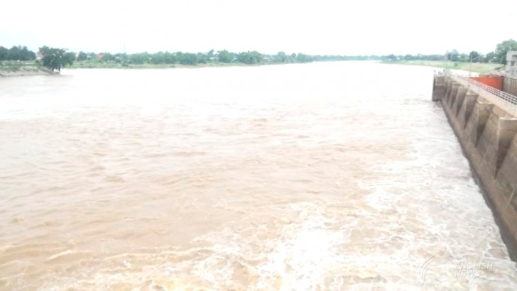 Переполненная из-за дождей река Чао Прайя грозит наводнениями семи прибрежным провинциям Тайланда