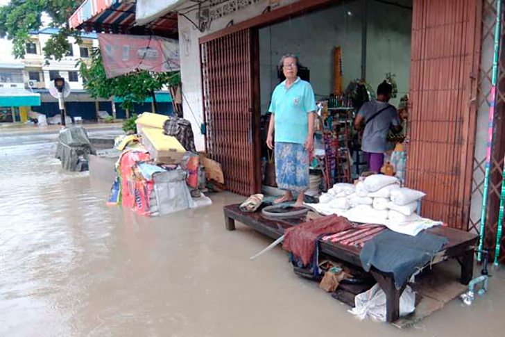 Центр города Нонг Буа в провинции Накхон Саван затоплен на 50-70 см по данным на 21 сентября