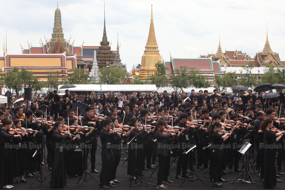 Историческое исполнение Королевского гимна Таиланда в Санам Луанге 22 октября 2016 года. фото Bangkok Post
