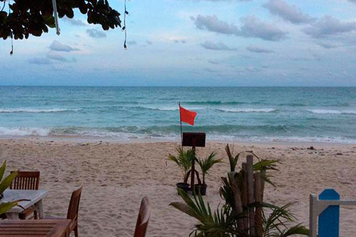 Красный флаг на пляже Чавенг. Фото 30 ноября Bangkok Post
