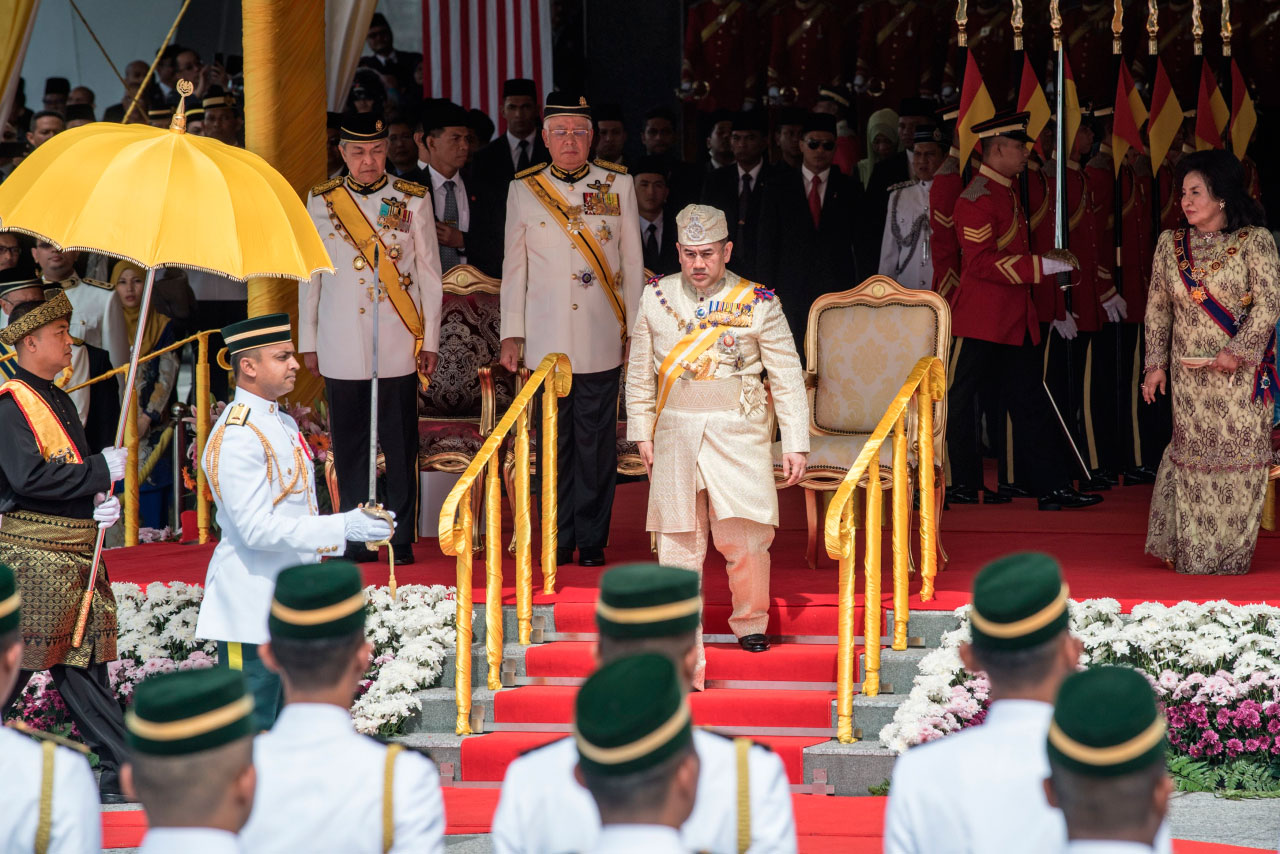 Султан Мухаммед V спускается по лестнице во время церемонии в национальном дворце в Куала-Лумпур 13 декабря. Фото AFP
