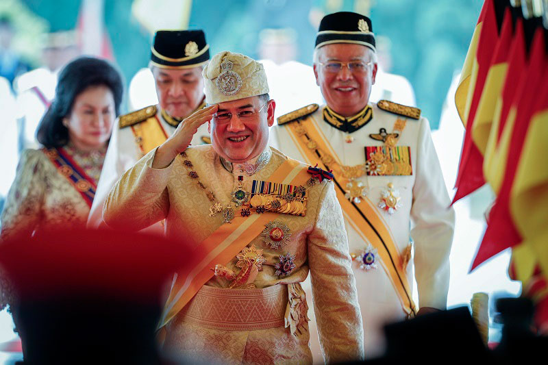 Султан Мухаммед V салютует, входя в Национальный дворец с премьер-министром Наджибом Разаком после приветственной церемонии. Фото Associated Press