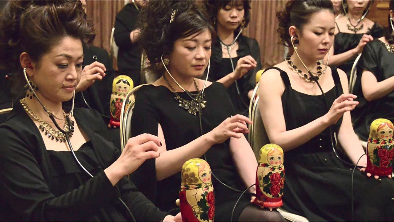 Оркестр Масами Такеучи исполняет неприкасаемую музыку на терменвоксе