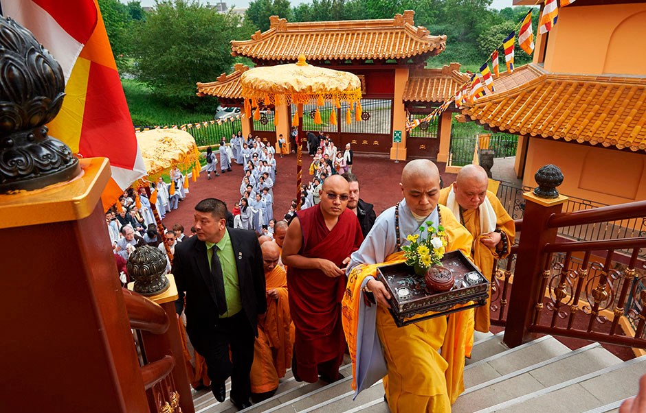 Празднование Тет во вьетнамском буддийском храме на юге Парижа
