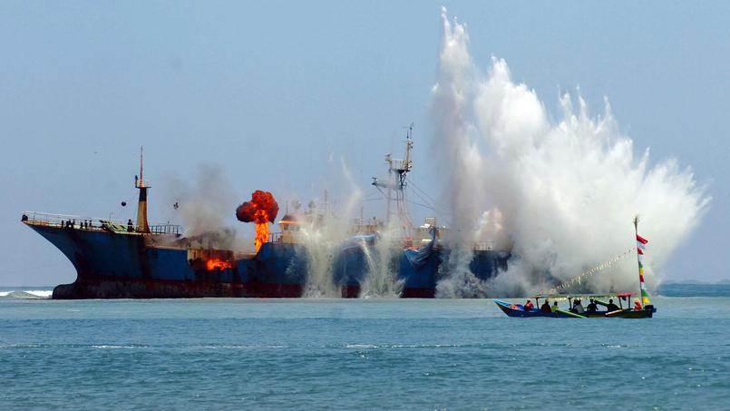 ВМФ Индонезии против незаконного лова рыбы китайским рыболовецким траулером в водах Индонезии