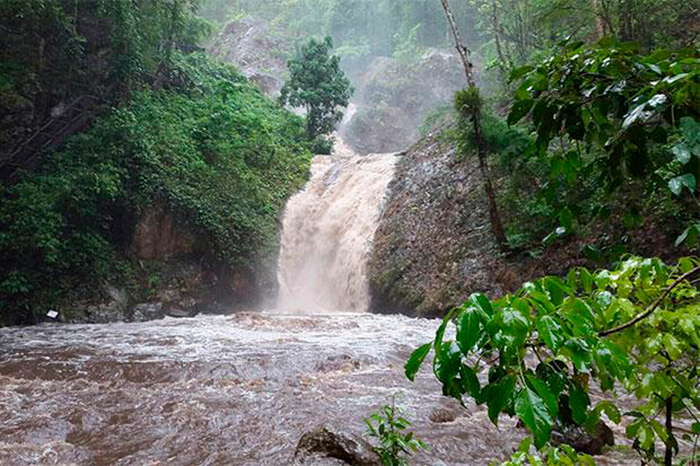 Из-за сильных ливневых стоков и дождей водопад Чэ Сон в провинции Лампанг закрыт до дальнейшего уведомления