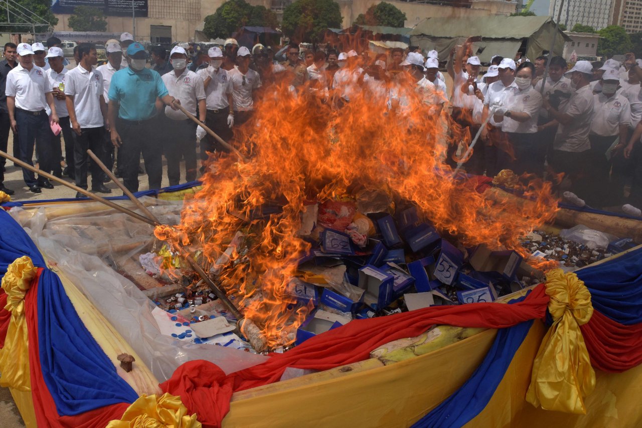 Церемония уничтожения конфискованных наркотических препаратов 26 июня в Камбодже. Фото AFP
