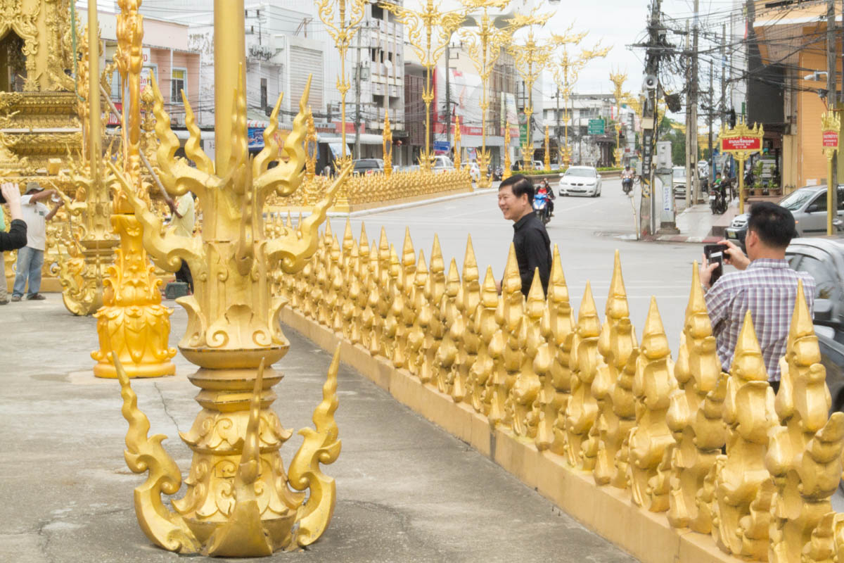 В каком городе золотая улица. Золото на улице. Золотая улица. Улицы из золота. Скульптура из золота на улице.