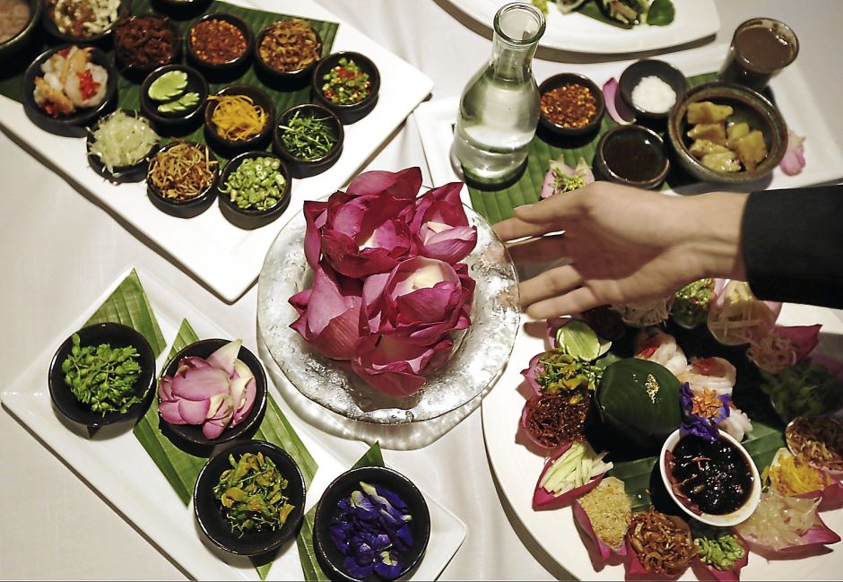 Цветочный стол банкетного цветочного меню отеля Plaza Athenee-Le Meridien в Бангкоке