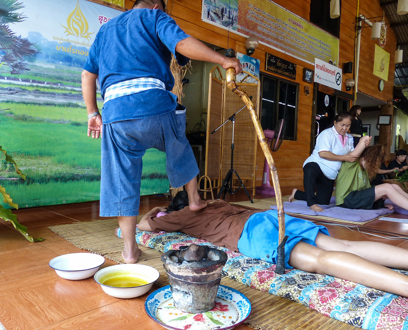 Практика Ям Канг - горячего масляного массажа по старинным традиции Ланна. Фото Thaizer