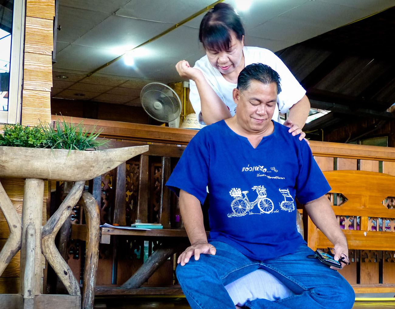 Традиционный тайский массаж в деревне Бан Рай Кон Хин в Чианг Мае. Фото Thaizer