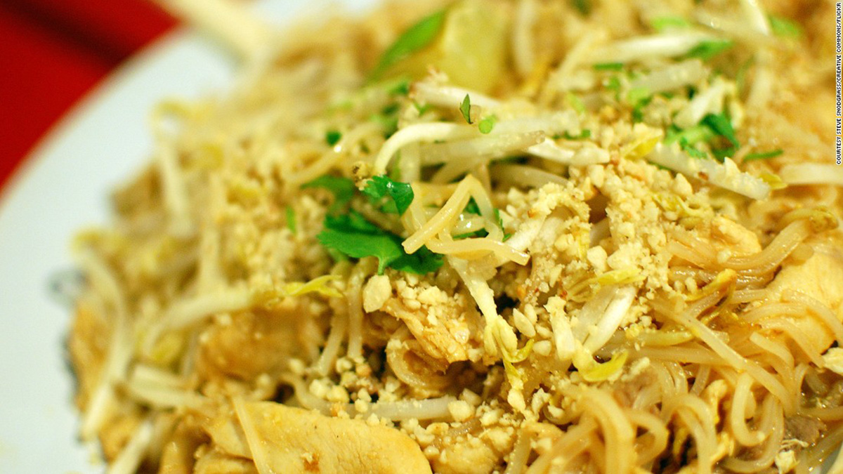 Пад Тай - лапша с креветками, грибами, курицей и овощами. Фото CNN