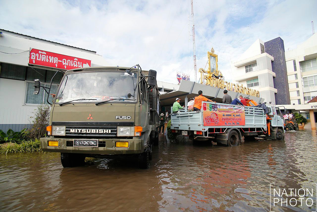 Экстренная помощь в районах, пострадавших от наводнения. Фото The Nation