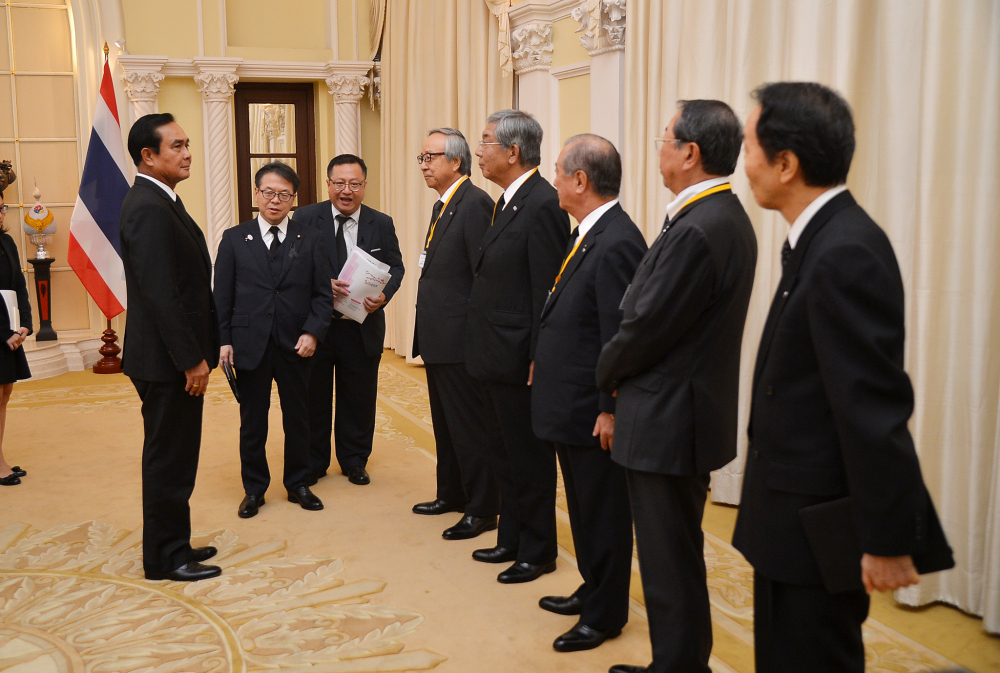 Премьер-министр Таиланда генерал Прают Чан-Оча беседует с членами японской делегации. Фото The Nation