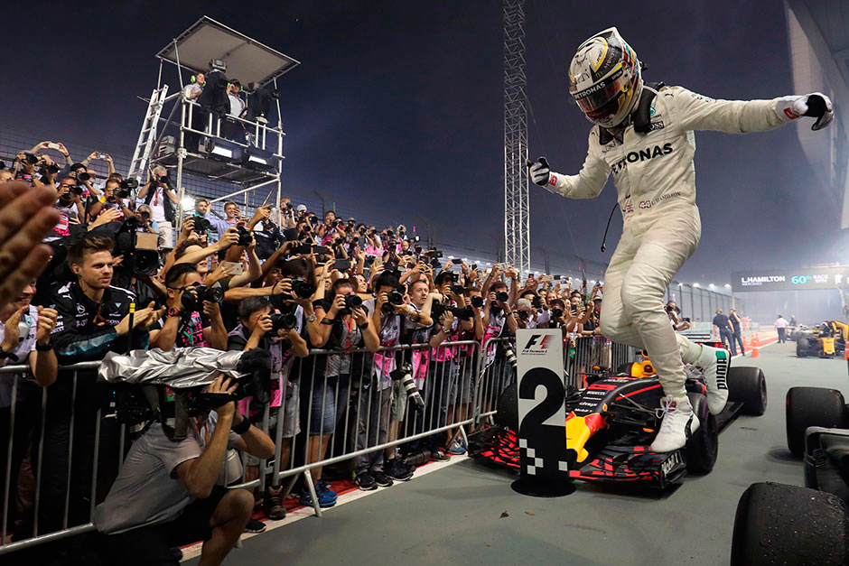 Ночная гонка Формулы 1 в Азии. Фото AP