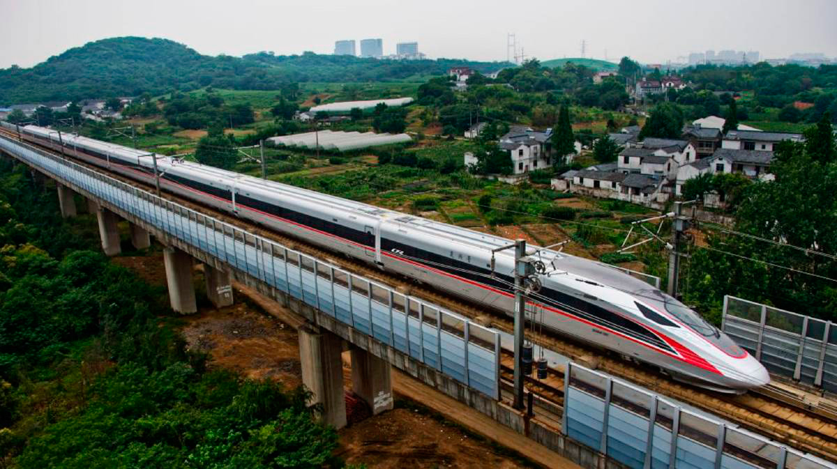 Fuxing Bullet Train - китайский высокоскоростной поезд на трассе Пекин-Шанхай имеет эксплуатационную скорость 350 км/ч