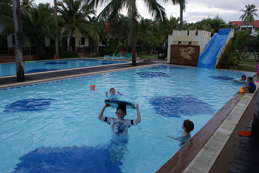 В Долфин Бэй есть несколько отелей, но самым популярным семейным отелем Таиланда признан «Dolphin Bay Resort»
