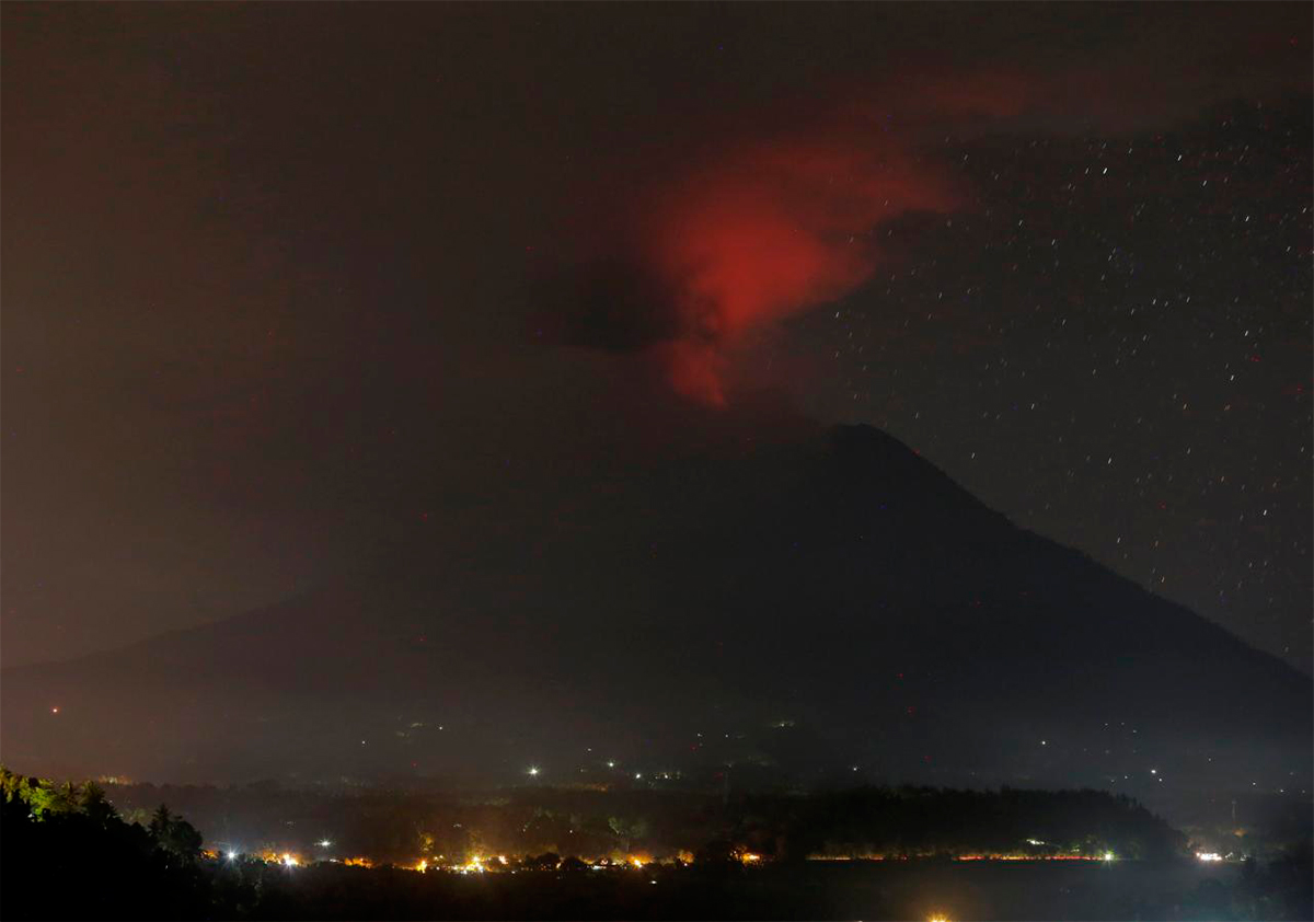 Извержение вулкана на горе Агунг на Бали. Фото Reuters 26 ноября 15:50