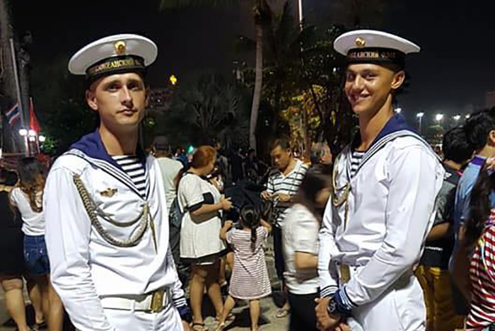 Прощание славянки в параде тайланде. Парад моряков в Тайланде. Парад в Паттайе. Русские моряки маршируют в Тайланде. Русские моряки на параде в Тайланде.