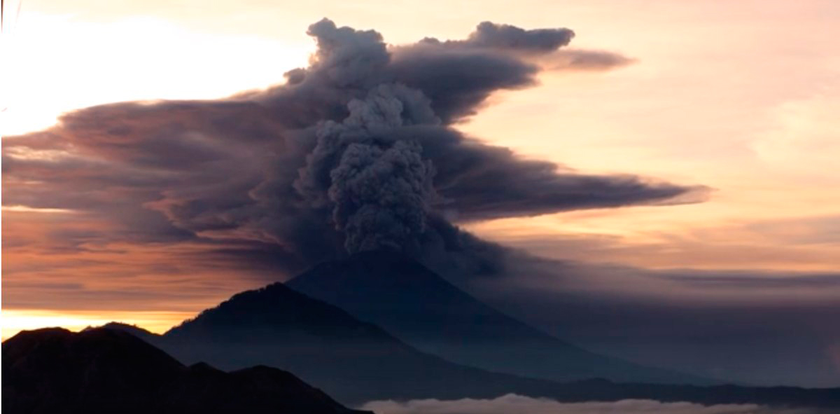 «Как это бывает, вулкан извергается на рассвете. Невозможно описать ощущение того, как разворачивается такая неконтролируемая сила природы», написал в Twitter фотограф Эмилио Кузма-Флойд, живущий на Бали. 