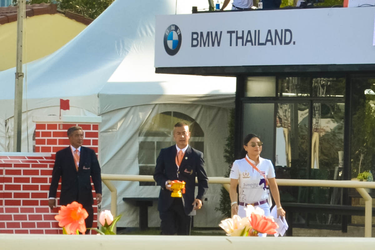 Её Высочество Принцесса Сириваннавари Нариратана осматривает подготовку манежа перед турниром. Фото Новости Таиланда, 22 ноября