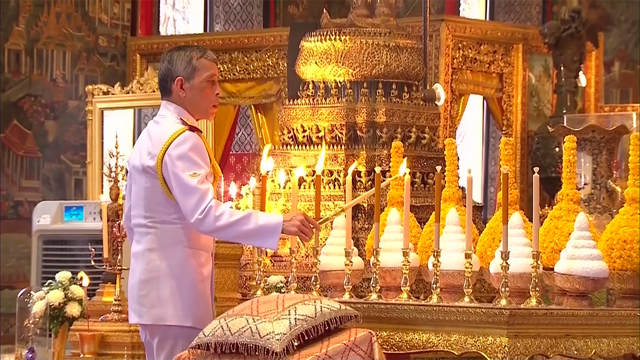 Новости бангкока. Коронация короля в храме изумрудного Будды. Переодевание изумрудного Будды. Картины короля Тайланда. Король Тайланда стол.