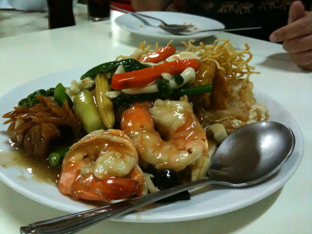 Бангкок мишлен. Бангкок блюдо. Традиционная еда в Бангкоке. Традиционные блюда в Бангкоке. Китайский Мишлен ресторан уличный.