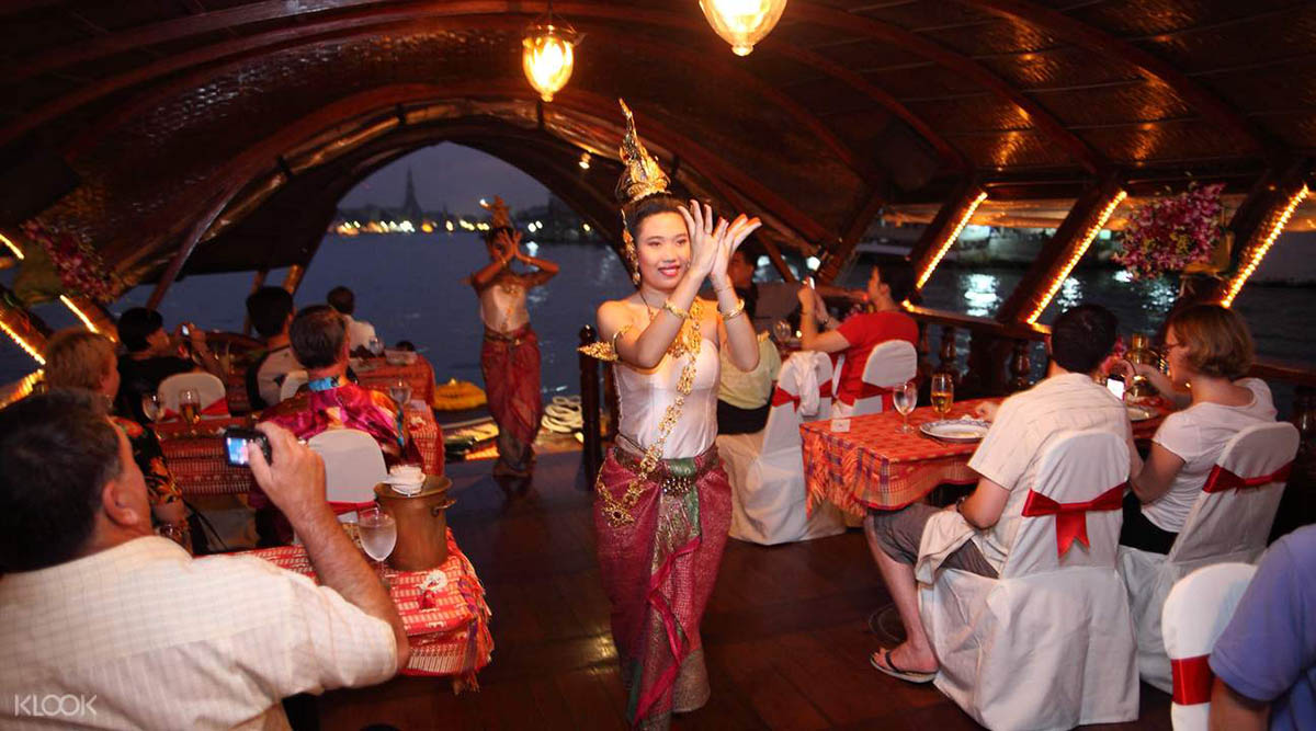 Новогодний круиз по Чао Прайе на барже Лой Нава - праздник в изысканном стиле тайской роскоши