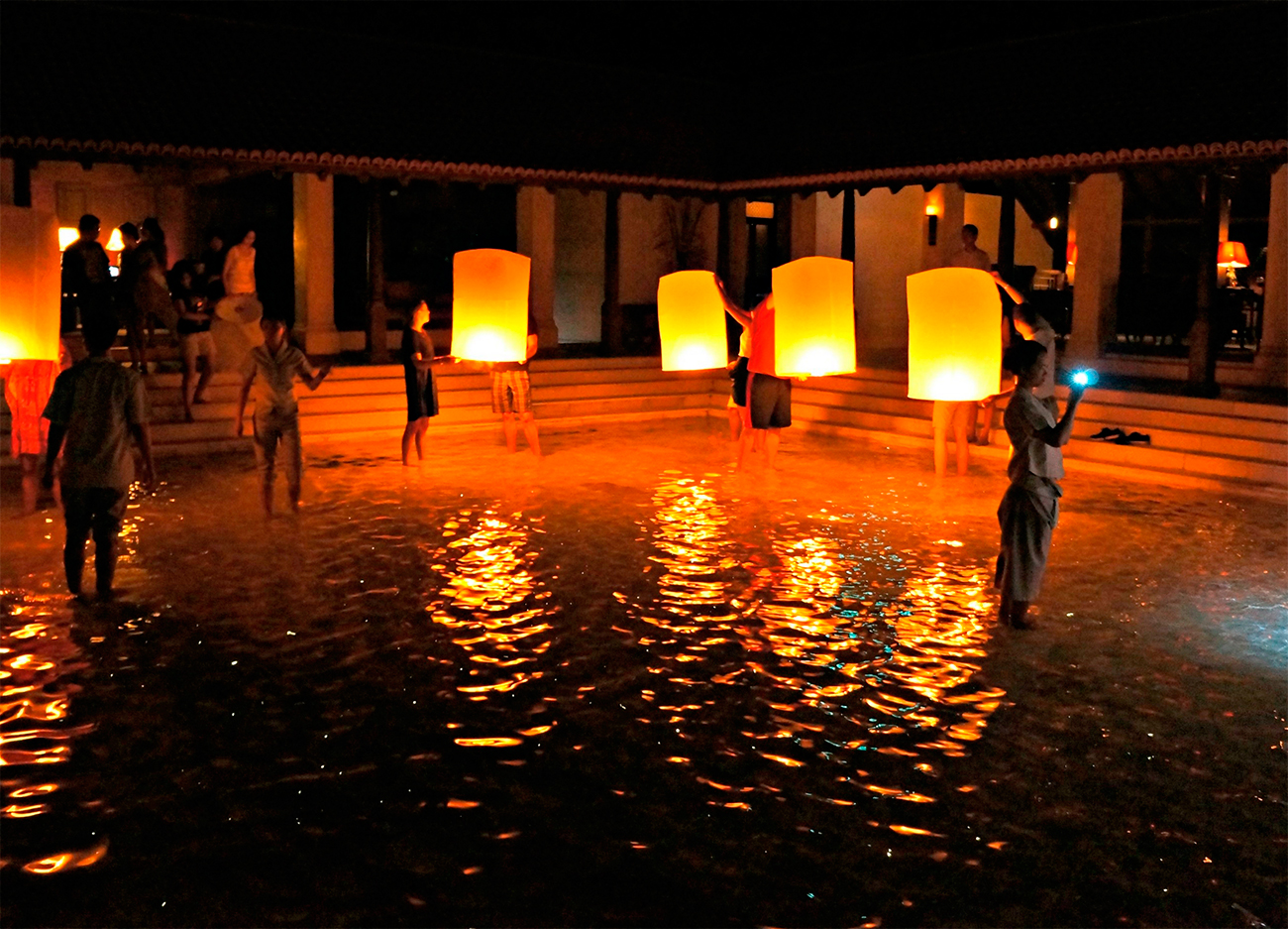 Отель Le Meridien на Ко Самуи. Традиция отеля - запускать плавающие фонарики каждую ночь, в новогоднюю - само собой!