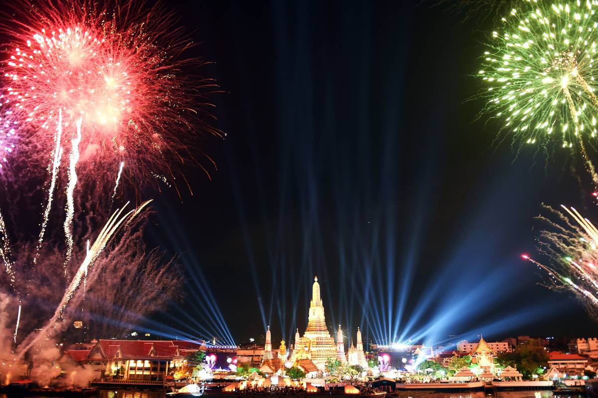 Праздничный салют над храмом Ват Арун в Бангкоке в Новый год 2014