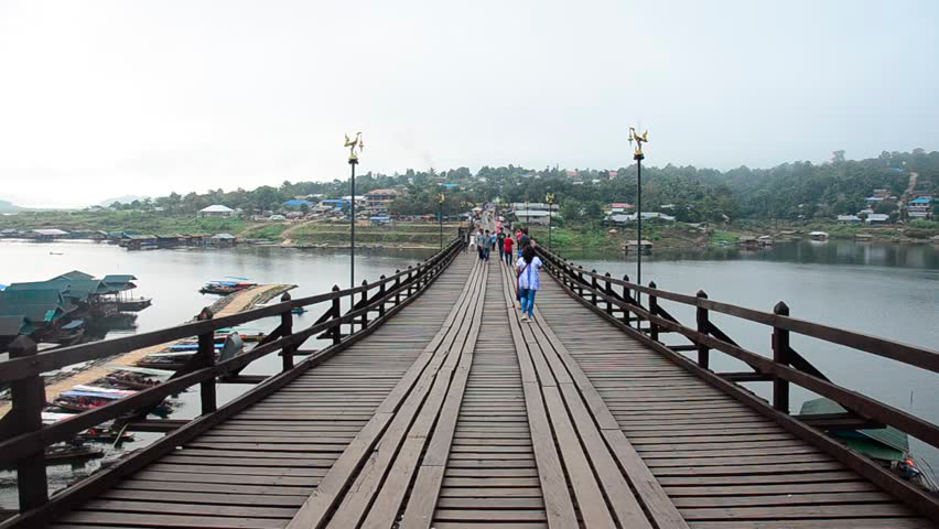Самый длинный деревянный мост "Сапхан Мон" в Тайланде стоит в городе Сангхлабури в провинции Канчанабури
