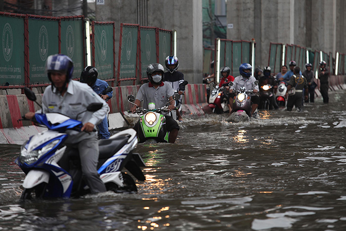 Внезапное наводнение в Бангкоке после ливня. Фото 2017 года
