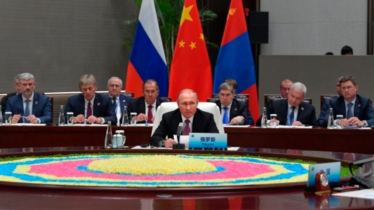 Президент Путин начал работу второго дня саммита ШОС. Фото Федерального Агентства новостей
