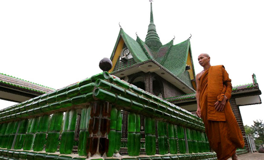 Храм из бутылок в тайланде