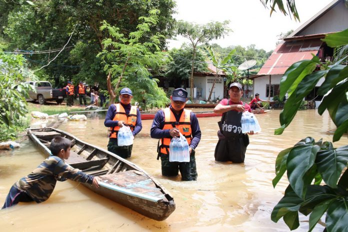 Спасатели доставляют воду в затопленные районы в провинции Убон Рачтатхани. Фото Khaosod