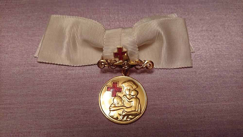 Медаль Красного Креста 1 степени, врученная Ольге Барсокой Её Высочеством Принцессой Сириндорн. Фото Пресс-центр Посольства России в Таиланде
