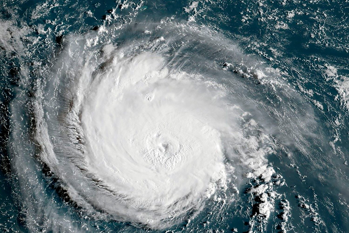 Зарождение тайфуна в Тихом океане