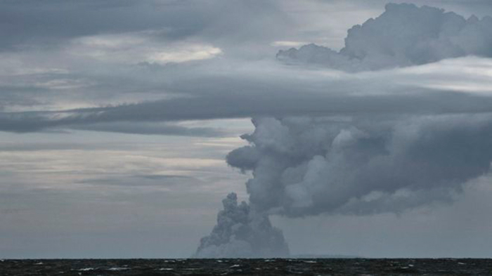 Вулкан Анак Кракатау потерял более двух третей от своего роста и объема за минувшую неделю. Фото Reuters