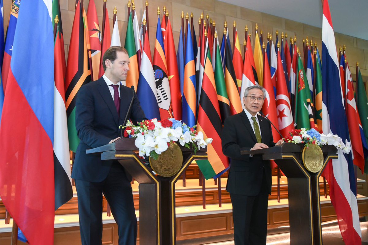 Министр промышленности РФ г-н Денис Мантуров и Министр иностранных дел Таиланда г-н Дон Прамудвинай открывают заседание 7-й Смешанной российско-таиландской комиссии по двустороннему сотрудничеству JC7 в Бангкоке. Фото МИД Таиланда