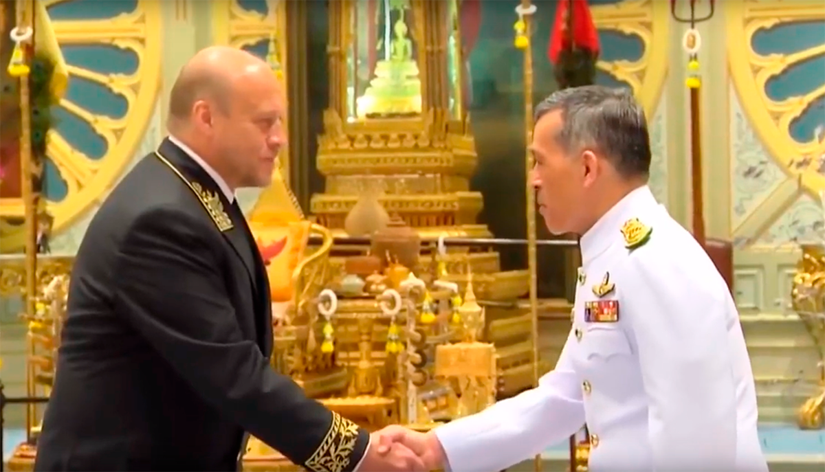 Посол России г-н Томихин Евгений Юрьевич вручает Верительные грамоты Его Величеству Королю Таиланда Махе Вачиралонгкорну Раме X. 