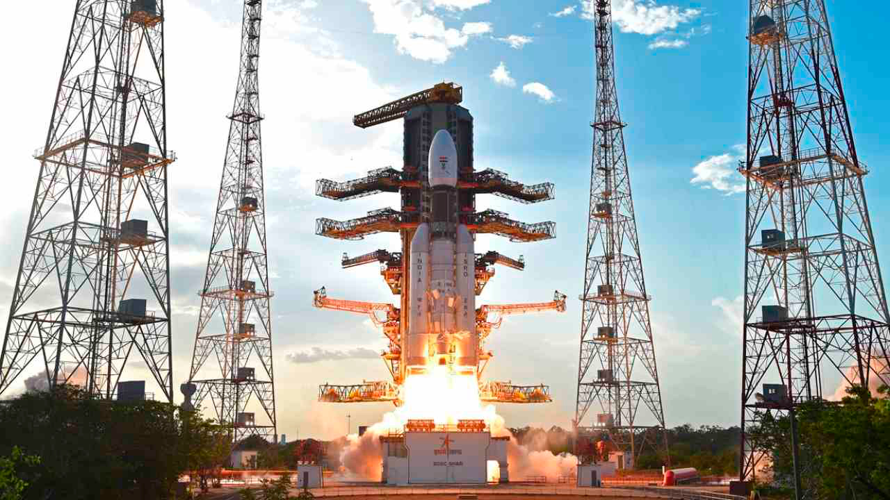 «Чандраян-2» - геосинхронная ракета-носитель (GSLV) MkIII-M1 готовится к запуску 15 июля с Срихарикота, острова на юго-восточном побережье Индии. Фото ISRO