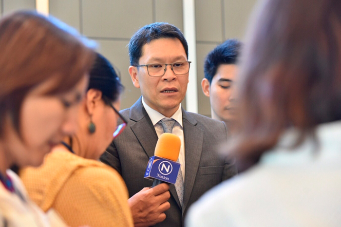 Глава Центробанка Таиланда г-н Виратхай Сантипрапхоп на встрече с журналистами 10 октября. Фото The Nation
