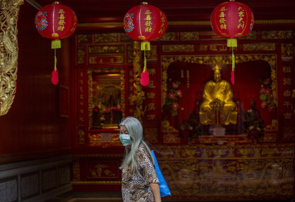 Китайская женщина в храме в Бангкоке. Фото АР