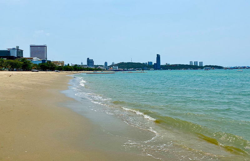 Пляж Паттайи 2 апреля. Фото Khaosod