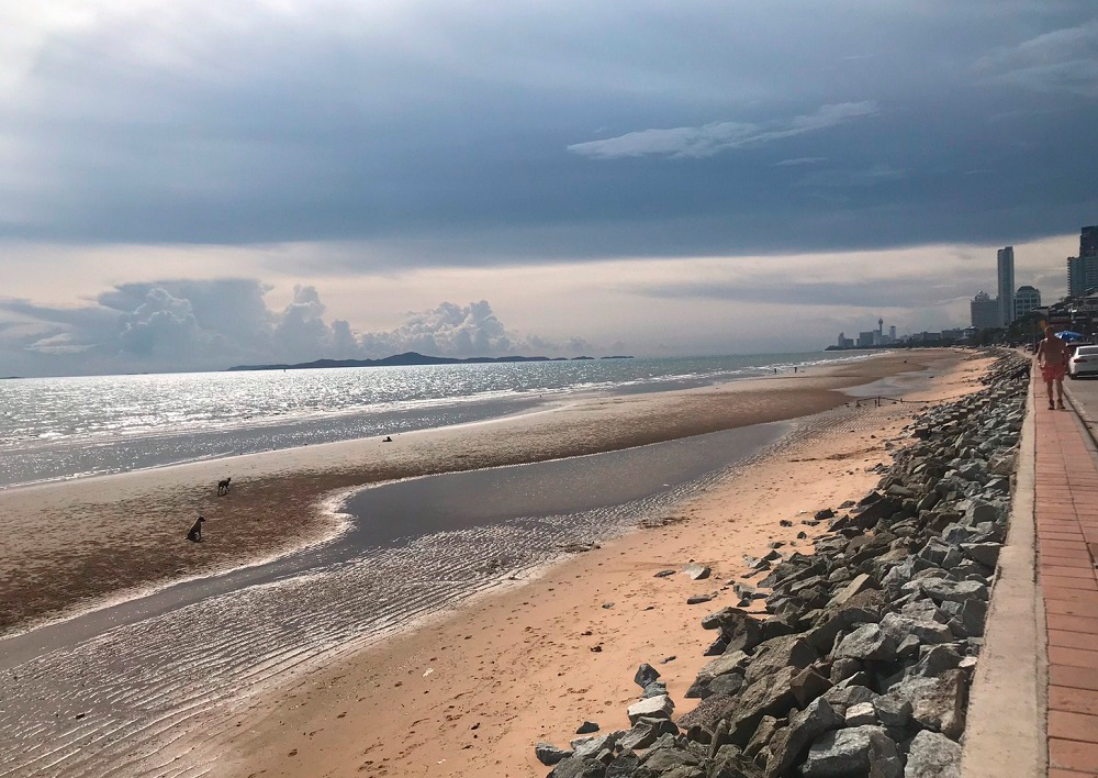 Южная оконечность пляжа Джомтьен в отлив. Фото Pattaya Mail