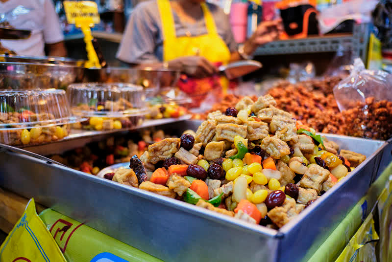 Вегетарианские блюда фестиваля на старом рынке Яоварат в Бангкоке. Фото NNT