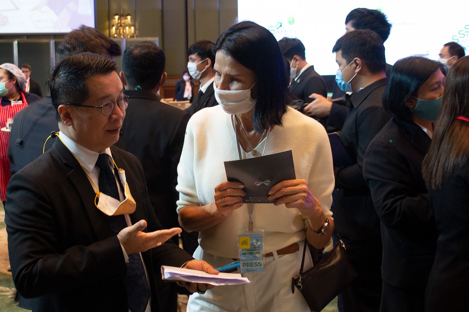 Представитель комиссии по инвестициям рассказывает об экспорте тайского шелка. Фото Thailand News.
