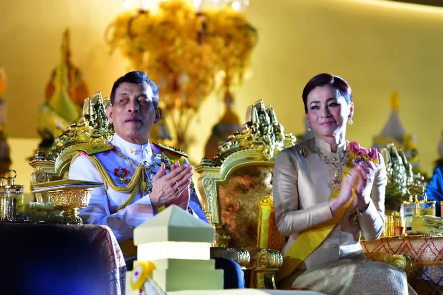 Их Величества Король Рама X и Королева Сутида на церемонии зажжения свечей в память о Короле Пумипоне Великом. Фото NNT