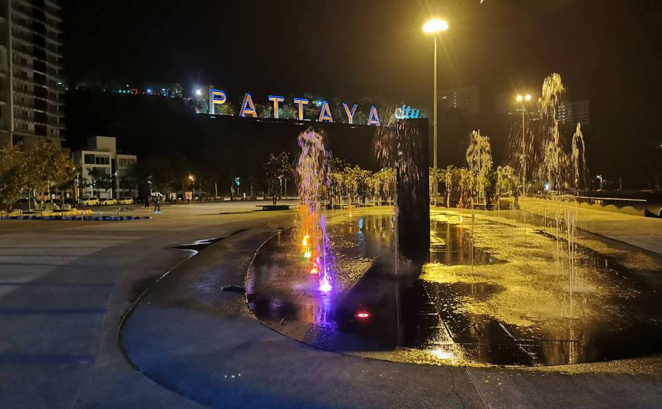 "Танцующий фонтан" на пирсе Бали Хай в Паттайе. Фото Pattaya Mail